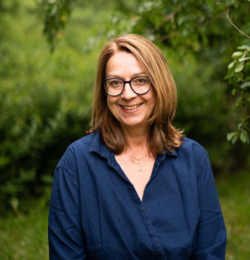 Das Bild zeigt eine Frau mit halblangem braunem Haar