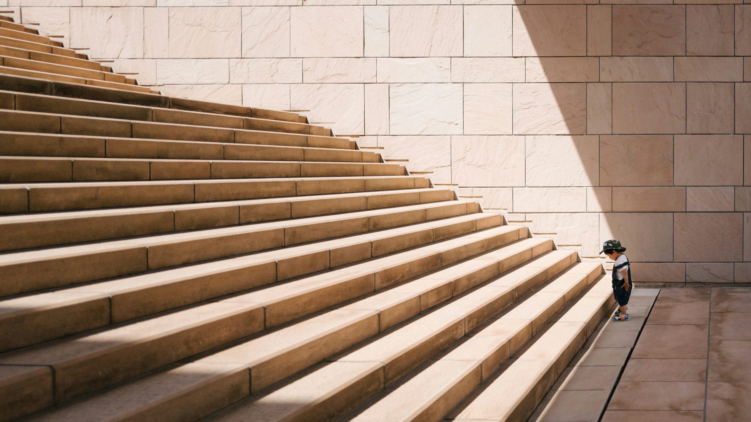 jukan-tateisi-bJhT_8nbUA0-unsplash (1) Bild Treppe